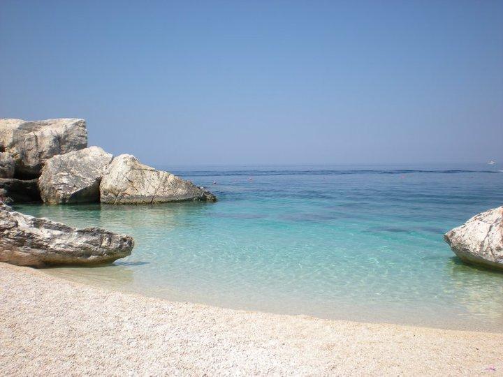 Cala Mariuolo, in Ogliastra (Sardegna), nota anche come 'Is pùligi de nie' (le pulci di neve) per i sassolini tondi, bianchi e rosa che la compongono, è la seconda spiaggia più bella del mondo. #BuongiornoATutti