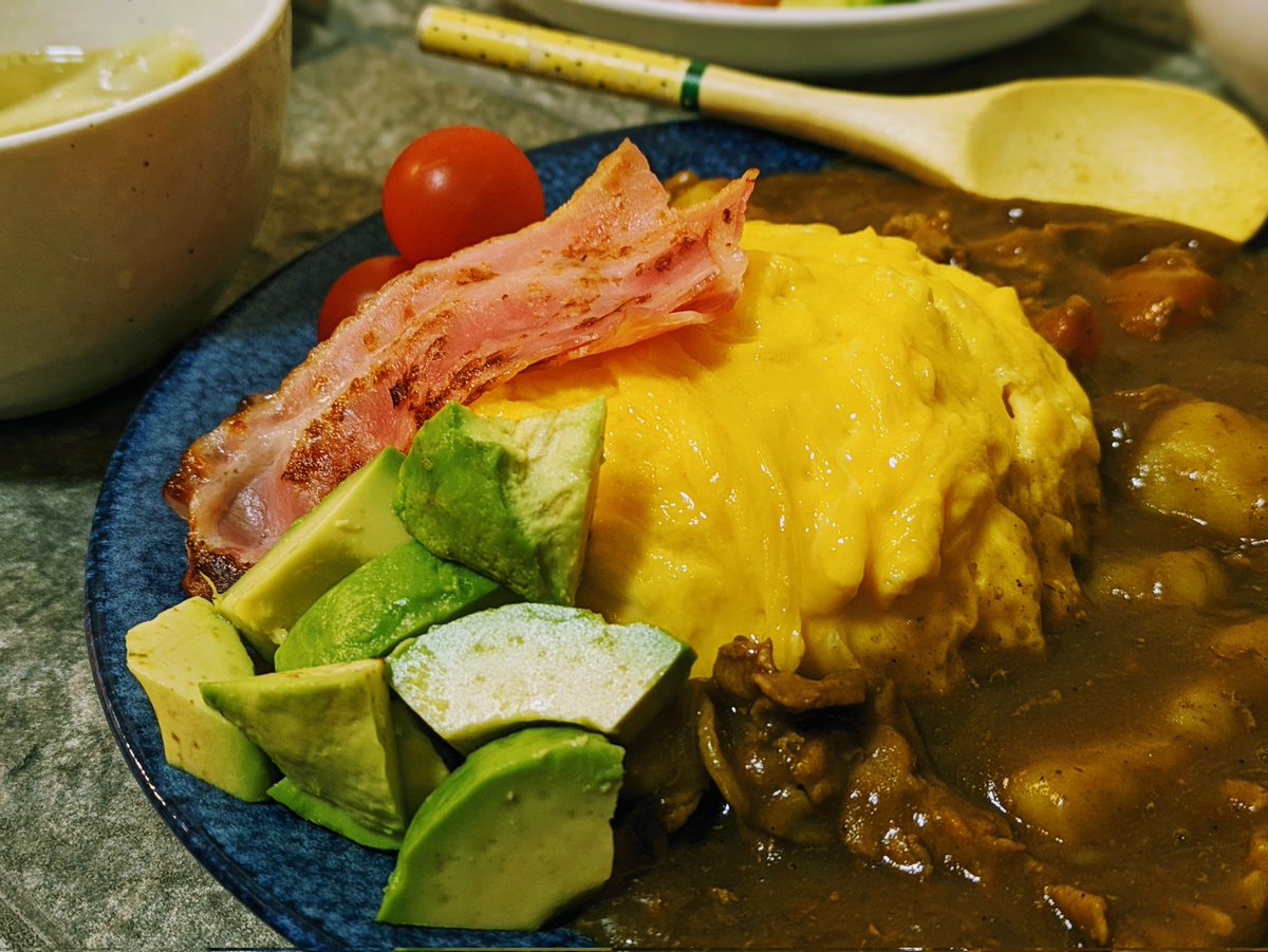 母が泊まりにきたときの夕ごはん😋🍴
✎ポークカレー
✐手羽の中華スープ

アボカド&ベーコン&トマトのトッピングで召し上がれ
(っ*´˘`)っ(´□`*)ｱｰﾝ

私の料理を食べてもらうことなんてほとんど無いから嬉しかったなぁ🤗💗

#curry
#スパイスカレー
#おうちごはん
#X家庭料理部
#お腹ペコリン部