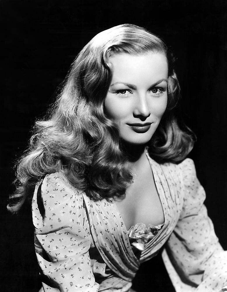 The lovely Veronica Lake, photographed in 1942........