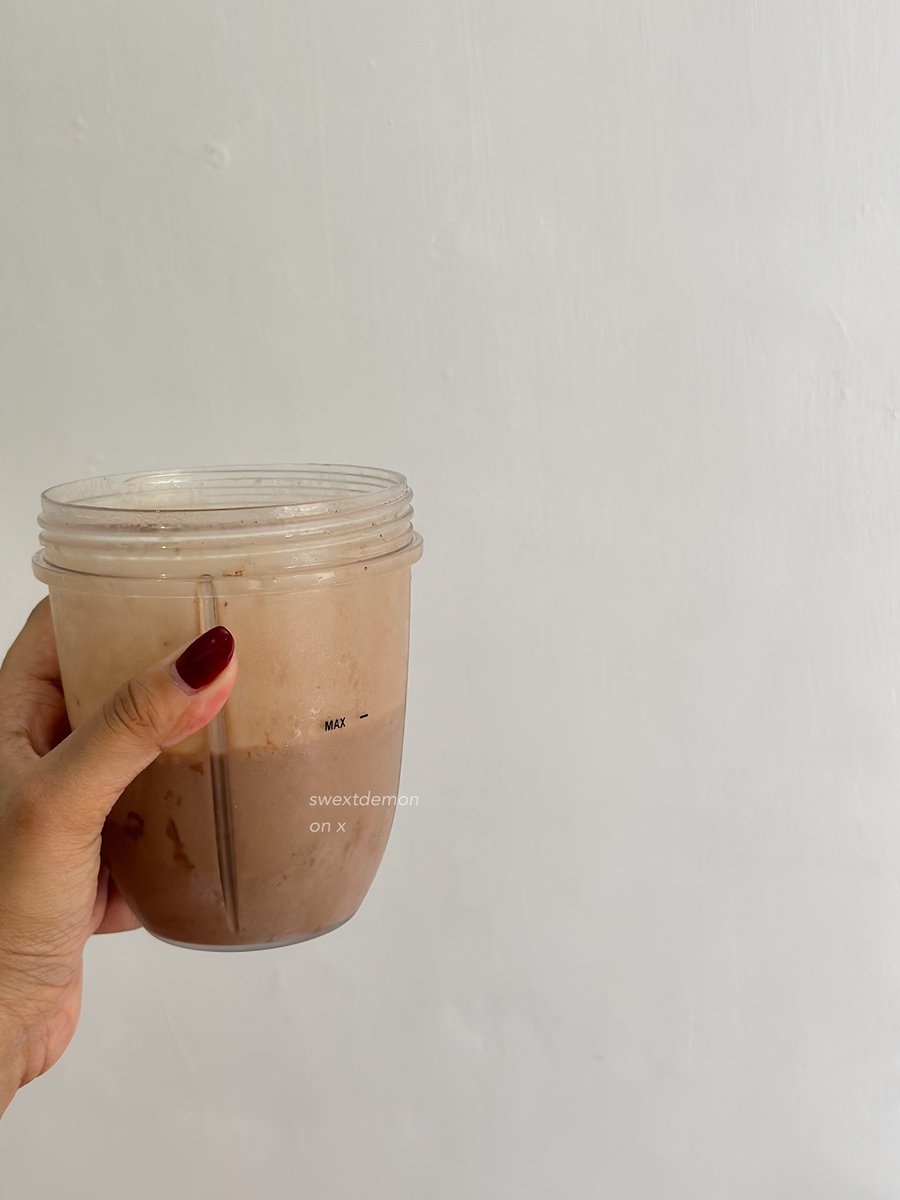 swextdemon's tweet photo. aku suka bgt b00st yg king williams chocolate, trs iseng bikin sendiri di rumah TERNYATA LUMAYAN MIRIP???!! 

pdhl cuma butuh ini doang &amp; gampang bikinnya 😭✨

#syeeats🤍 https://t.co/99Efb4tAZx