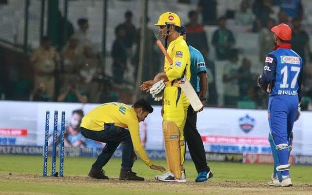 Fans falling on the feet of Dhoni 💛