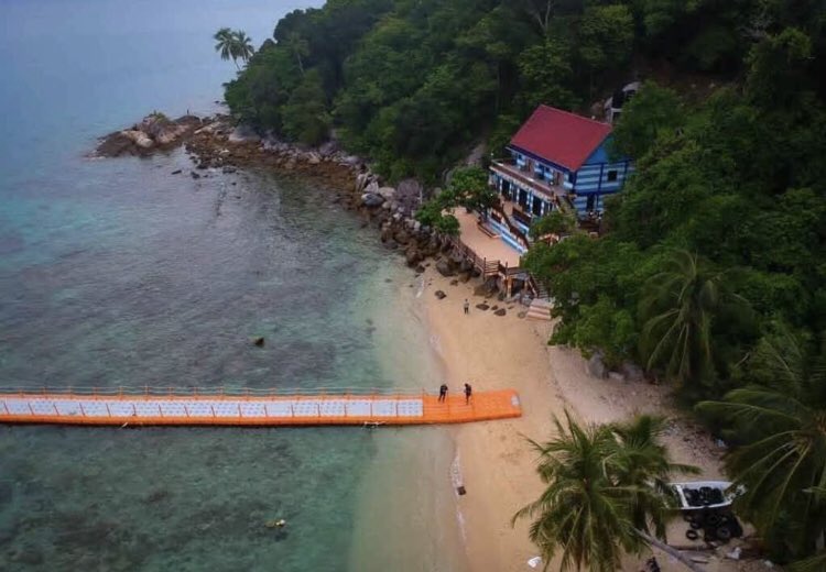 🏝Perhentian Nemo Chalet, Pulau Perhentian , Terengganu
👉 bit.ly/3JXQeLi

Antara chalet paling murah yang ada kat Perhentian, 5 pax kurang lebih RM250/night je tau. Air kat Perhentian lawa, view bilik korang memang menghadap laut, memang cantik view!😍👍