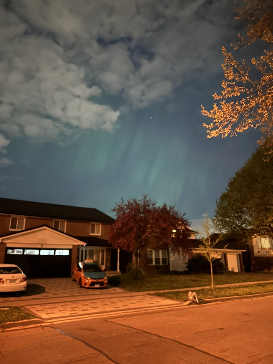 matthewdero25's tweet photo. Took a photo with my Iphone and you can kinda see the northern lights here in Scarborough. #AuroraBoreal #NorthernLights #Toronto #Scarborough https://t.co/JxqIxdOREz