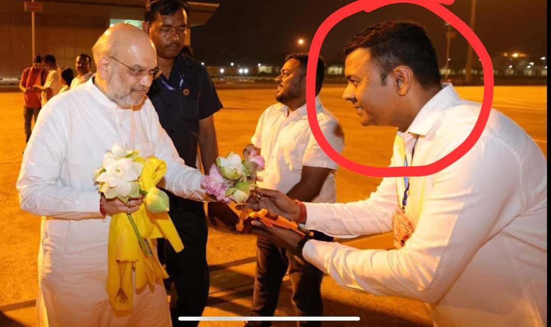 We've been saying that the MHA-controlled Central Forces actively facilitate and enable coal smuggling, bagging the proceeds and splitting it with the BJP higher-ups. Here's proof of that – HM @AmitShah accepting flowers from tainted coal mafia Joydev Khan. Will the Central