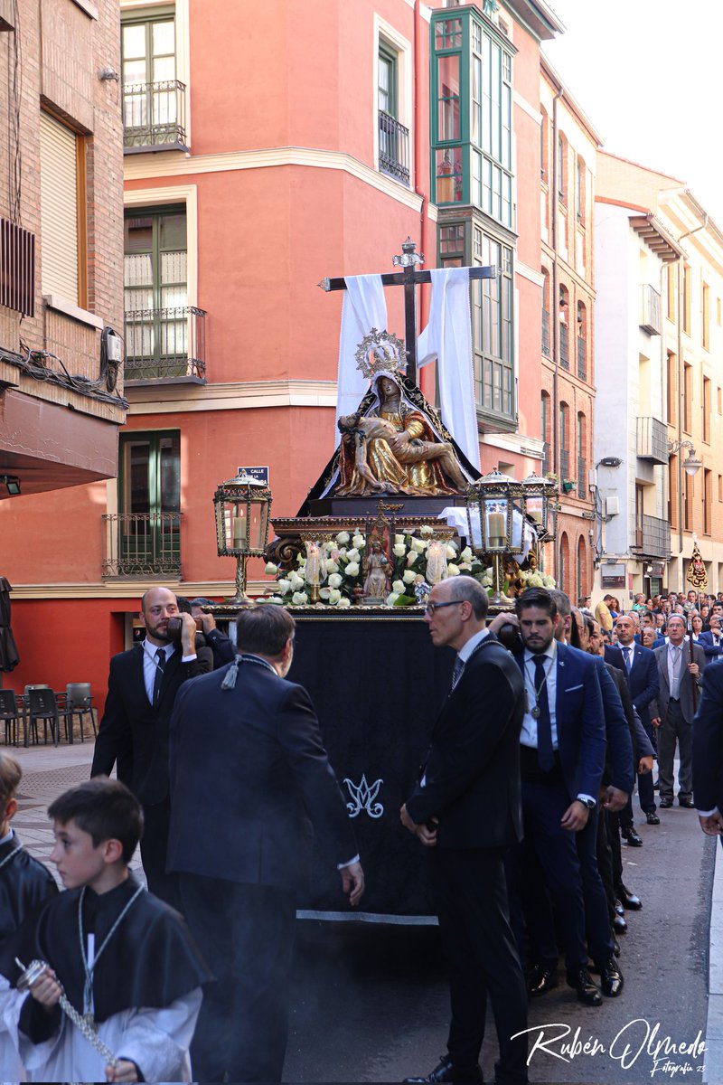 'Mi corazón... está a los pies de María, llorando de amor..., sin ya nada querer más a Ti.' (San Rafael Arnáiz Barón) #MadreDePasión #FeEnSuPasión #PazYCaridad Foto @RubenOlmedo