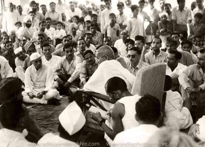 मैं समझता हूँ कि राजनीति को सामाजिक और नैतिक कार्यों की प्रगति के संदर्भ में देखना चाहिये ! 

- महात्मा गांधी 

#गांधी_दर्शन