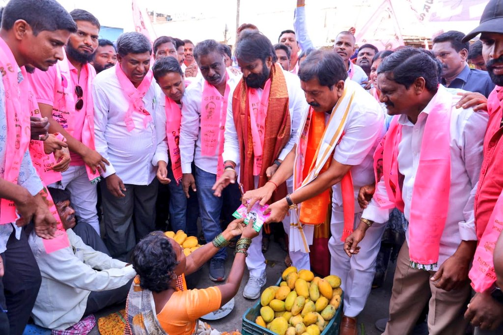 VSrinivasGoud's tweet photo. మహబూబ్ నగర్ జిల్లా కేంద్రంలోని క్లాక్ టవర్ ఏరియాలో BRS పార్టీ ఎంపీ అభ్యర్థి మన్నె శ్రీనివాసరెడ్డి గారితో కలిసి ఎన్నికల ప్రచారం నిర్వహించడం జరిగింది. మన్నె శ్రీనివాసరెడ్డి గారిని అధిక మెజారిటీతో గెలిపించాలని కోరడం జరిగింది.
https://t.co/NSCy0KHA8H.3
#VoteForBRS
#VoteForCar 🚗🚗🚗 https://t.co/k249LyVGZF