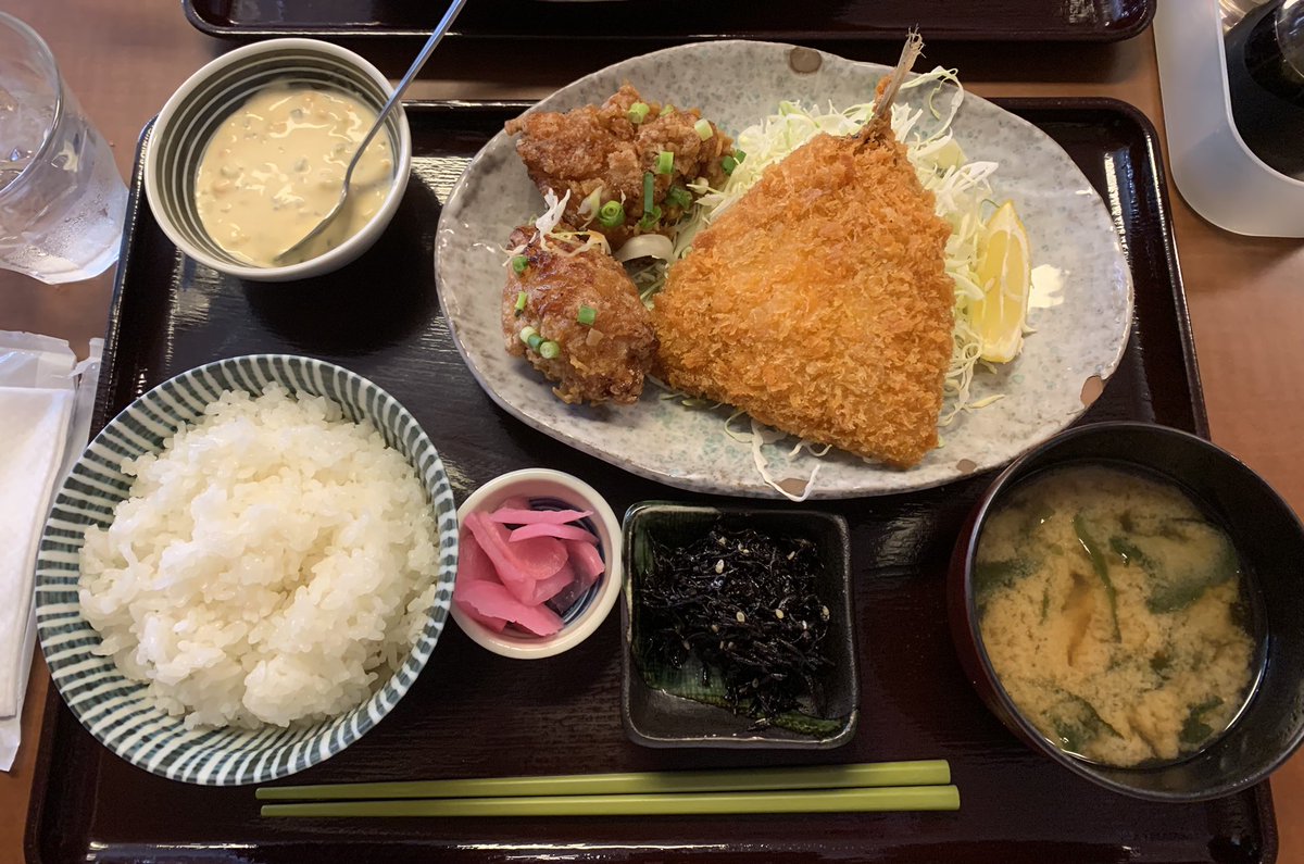 今日の昼は、久々に定食屋でから揚げ2個とでかいアジフライ一枚にタルタルソースも付けた。 めちゃくちゃ至福と背徳感感じました…美味かった…