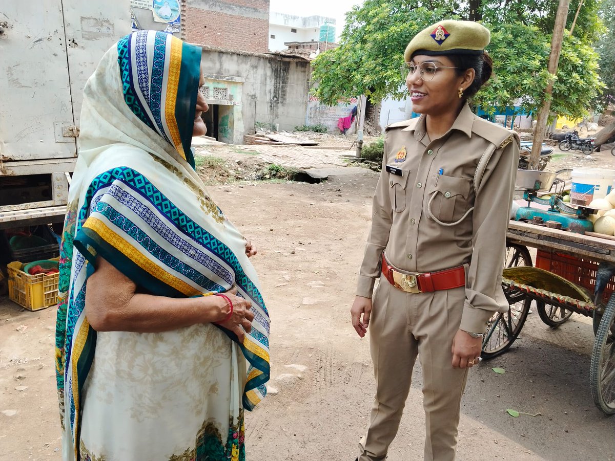 पुलिस अधीक्षक Vikashk2u के निर्देशन में महिला थाना महिला सुरक्षा विशेष दल द्वारा महिलाओं व बालिकाओं को हेल्पलाइन नंबर 1098/181/112/1090/1076 व महिला सम्बन्धी अपराधों के प्रति जागरूक किया गया। #MissionShakti #MissionShaktiUP