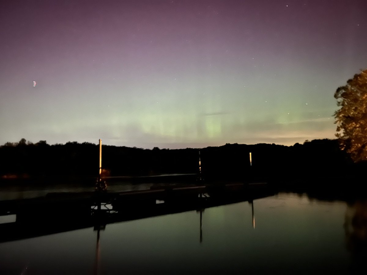 Check out these photos from Monroe Lake! Tonight’s aurora borealis is a result of massive, ongoing ejections of magnetic field and plasma from the sun. Read more from @idsnews : idsnews.com/article/2024/0…
