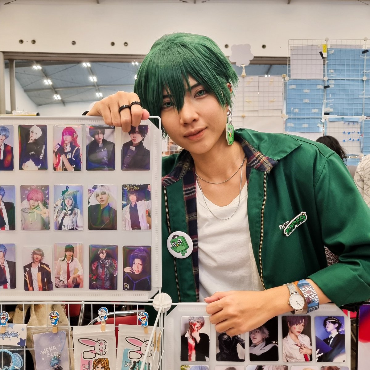 EDISI DIBELANJAIN #TOPED!💚 Buat kamu yang lagi di #Comifuro18 yuk foto sama aku sekarang!🥰 YANG DI RUMAH, aku belanjain buat 20 orang beruntung! ✨️ Komen aja kamu mau karakter anime siapa ✨️ Jangan lupa like & retweet