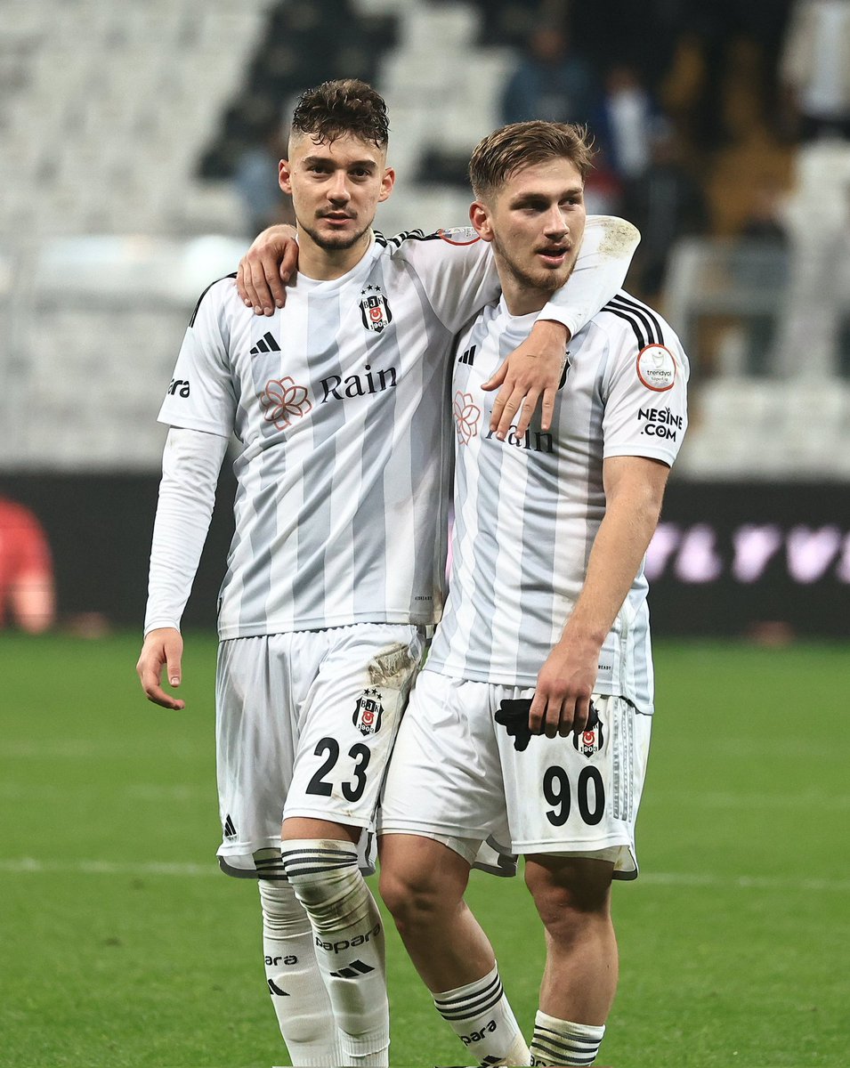 Gömelim karamsarlığımızı toprağa,çiçekler açsın, meyveler versin üstünde Umut diyelim adına...🖤🤍 Günaydın 🦅 #HamburgBeşiktaşlılarBirliği