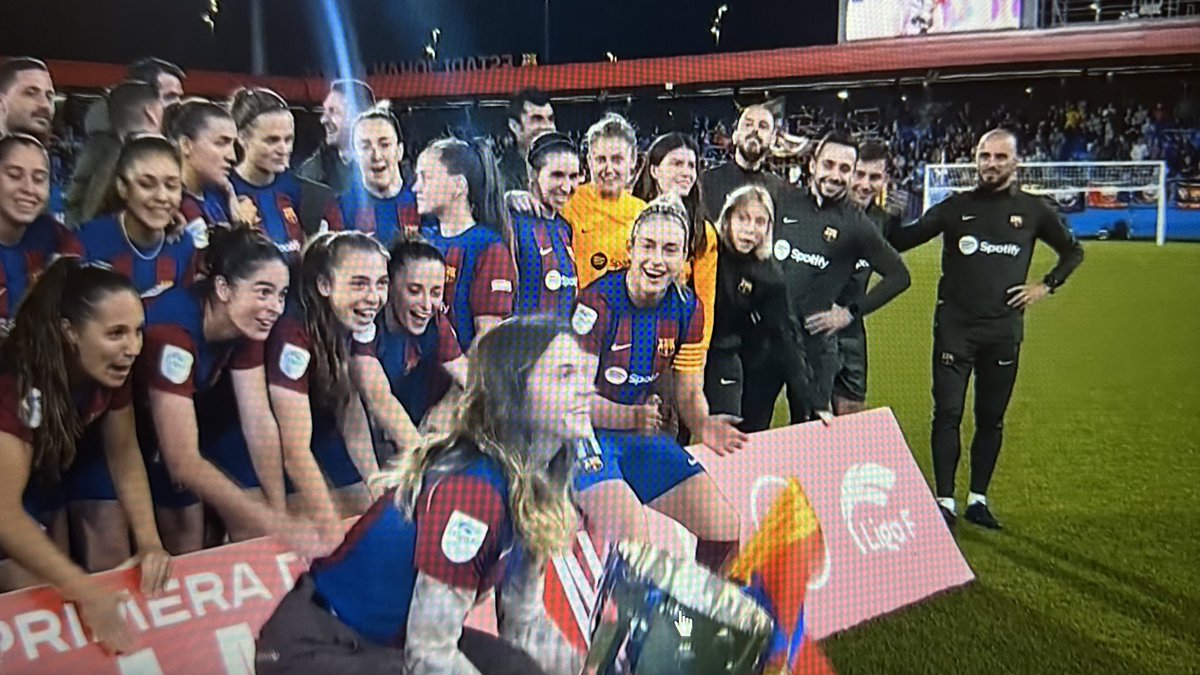 Alexia Putellas es representacion vivia de CAPITANIA.
El gesto con Mapi es solo una prueba de eso. 
Por Alexia,todas ellas irian a la guerra sin pensarlo. 
Barça podra tener mejores jugadoras,pero mejor CAPITANA jamas. 
Si se va, Barça perdera mucho mas de lo que algunos creen.©️