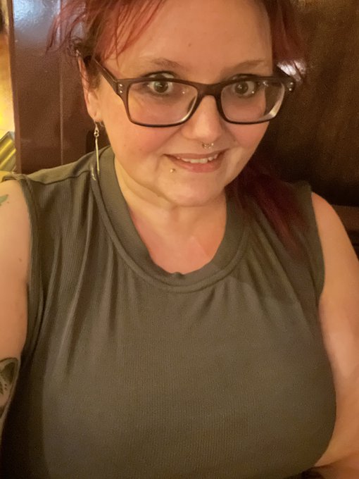 The zipper on my jumpsuit is loosely held together with 2 pins. It&rsquo;s now a backless jumpsuit 😂 https://t<a href="/tag/realloyalfans"class="tags"><span>#realloyalfans</span></a>