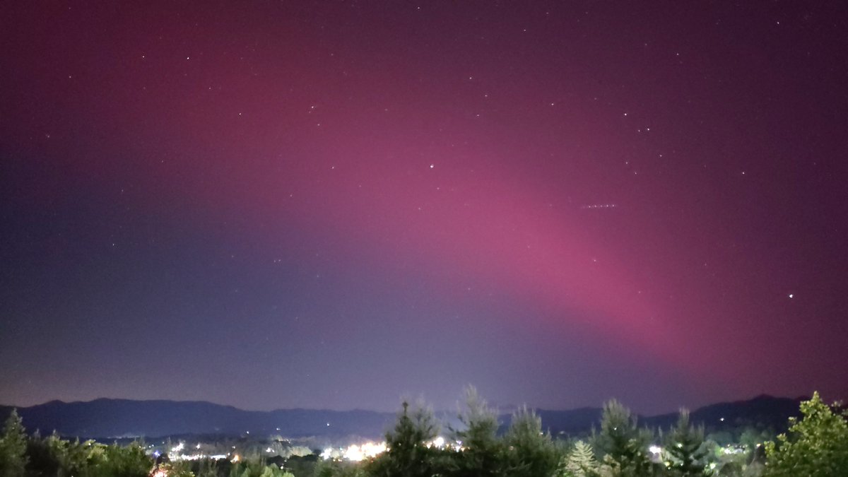 Here is an 8 second exposure of the northern lights over Franklin, NC. The view is looking west. It was taken at 11.20pm on May 10, 2024. 

#FranklinNC #Auroraborealis #Solarstorm2024