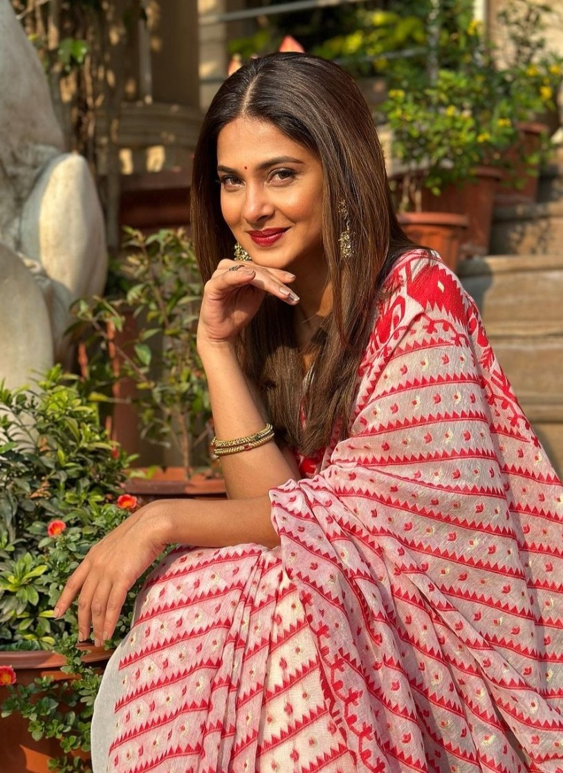 #JenniferWinget spells elegance in a traditional Bengali saree. ❤️
