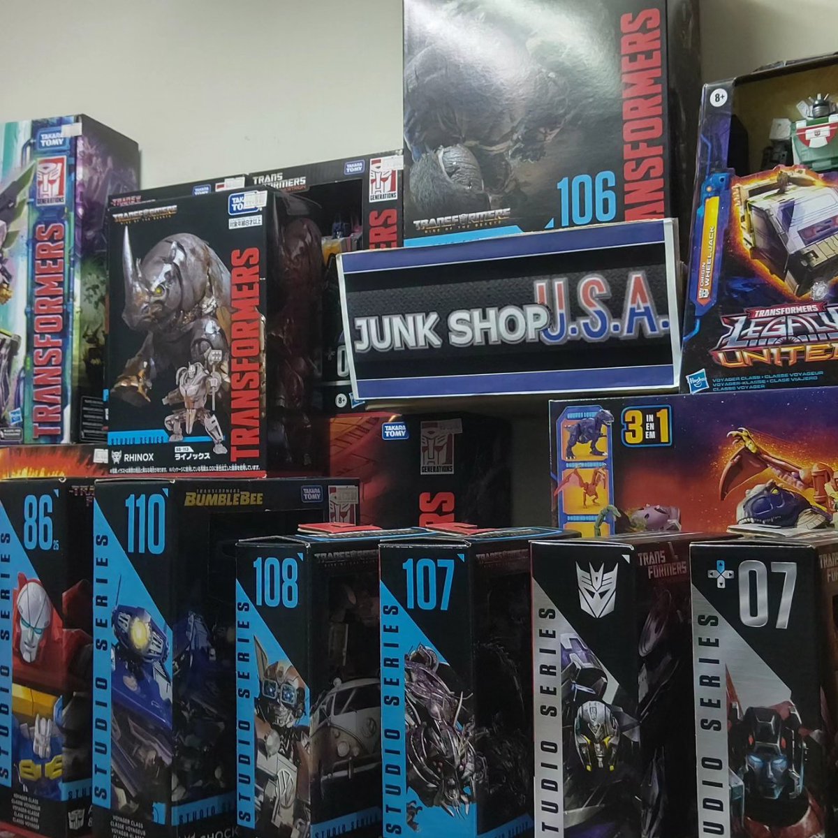 #Transformers
#siege
#shatteredglass
#legacy
#studioseries
#earthspark
#RiseOfTheBeasts      
#buzzworthy
#generationselect
#REACTIVATE
#DIACLON
#TF40th

お店開けさせて頂いております。

いろいろ再入荷させて頂いております✨

次ページに続く↓
