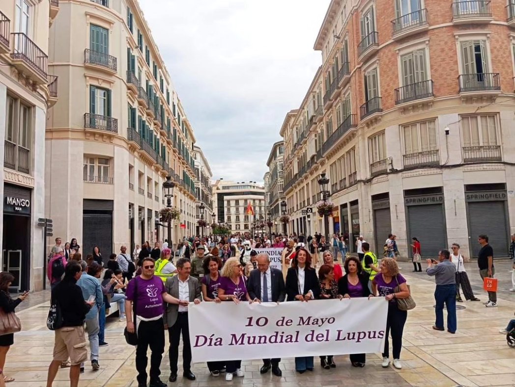 La vicepresidenta @AlhaurinLedesma, junto al alcalde de Málaga, @pacodelatorrep, acompañó a los participantes del acto celebrado con motivo del Día Mundial del Lupus, que llevaron a cabo la lectura de un manifiesto y realizaron un recorrido por calle Larios.