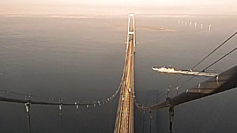 ovelarsen's tweet photo. #RUNavy ?? passing under Great Baelt Bridge escorted by #DKNavy Patrol P521 Freja at pretty high speed for transit (18 kn) @WarshipCam https://t.co/HMK3TXe2zc