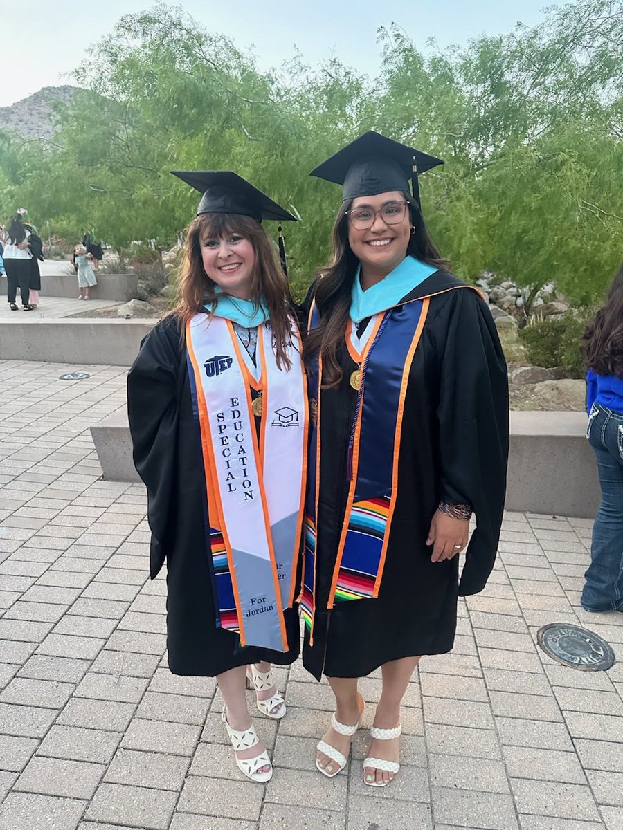 El Dorado HS representing and showing our students that even teachers go to school for their Masters!  Congratulations <a href="/Lortiz_EDHS/">Lily Reade</a> ! We did it! #OneEmpire <a href="/EDAztecs_HS/">Patricia Pedroza</a> #TeamSISD #itsaGreatDaytobeanAZTEC❤️