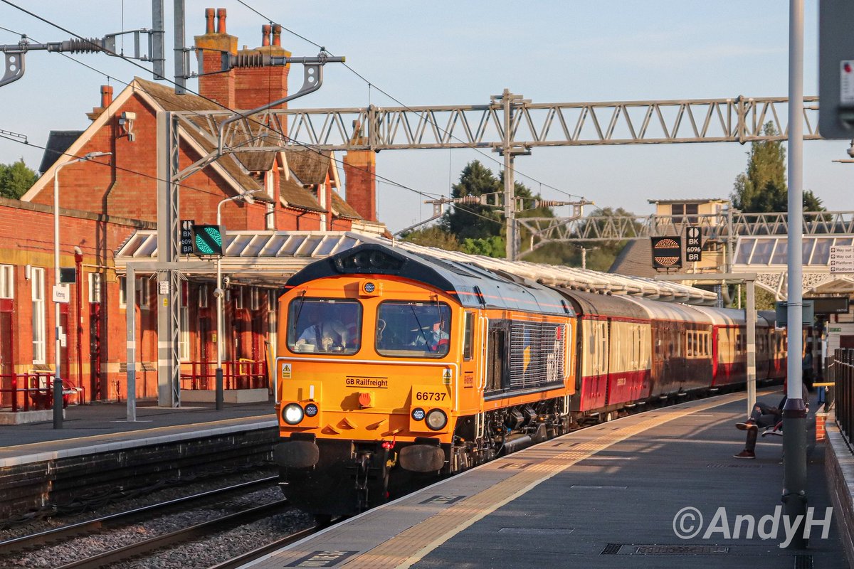 #ShedWatchSaturday my take on the #GBRF special working yesterday which brought newly spruced up 66737 'Lesia' to our county. Tricky light/shadows in the evening for the ECS back to Crewe as 5Z64 Wellingborough Neilson Siding to Crewe HS is seen through Kettering. #MML 10/5/24