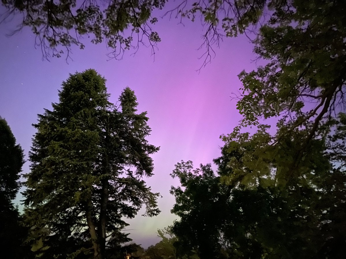 DMWeiss's tweet image. Took these off my deck tonight in Omaha, Nebraska. #northernlights #AuroraBoreal #Auroraborealis