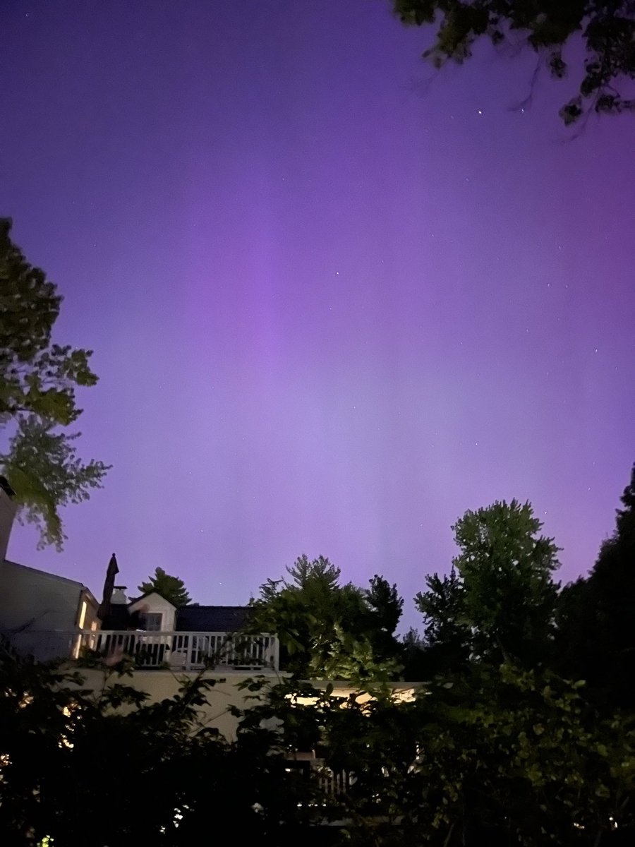 DMWeiss's tweet image. Took these off my deck tonight in Omaha, Nebraska. #northernlights #AuroraBoreal #Auroraborealis