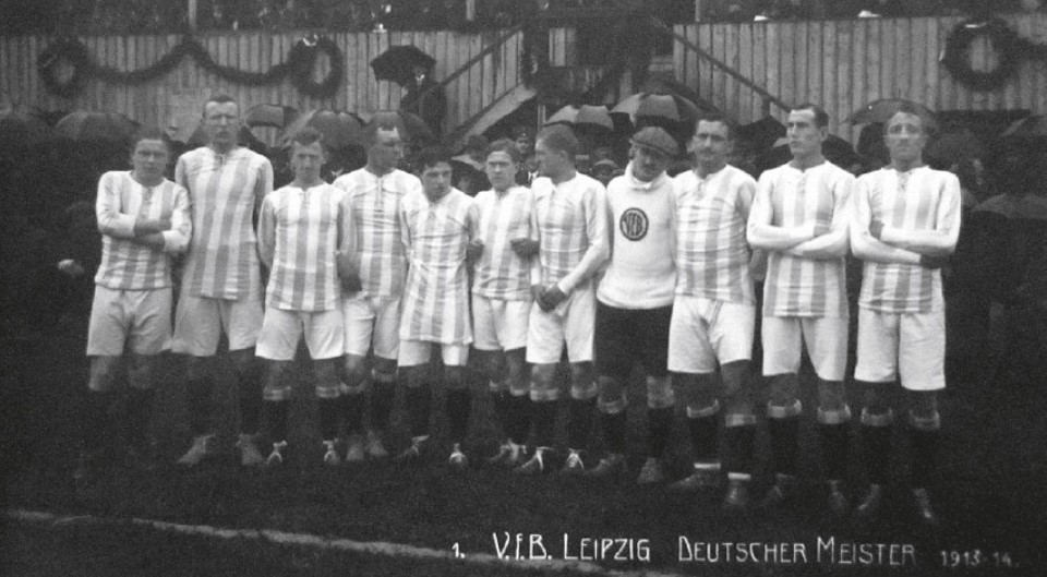 VOR 111 JAHREN: DIE DRITTE MEISTERSCHAFT Am 11. Mai 1913 hat unser VfB Leipzig nach 1903 und 1906 zum dritten Mal die Deutsche Fußballmeisterschaft in die Messestadt geholt. Keinem anderen Team war das bis zu diesem Zeitpunkt gelungen. Bis 1925 blieben wir erster Rekordmeister.