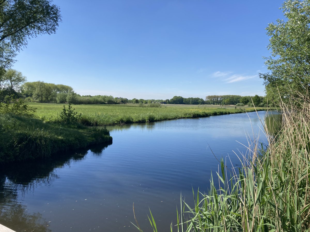 Het stroomgebied van de Hakswetering is de natuurlijke verbinding tussen Zeist en Bunnik, tussen de Utrechtse Heuvelrug en Kromme Rijngebied. Vanaf het bruggetje in Zeist-West is in de verte de torenspits van Bunnik te zien. slotstad.nl