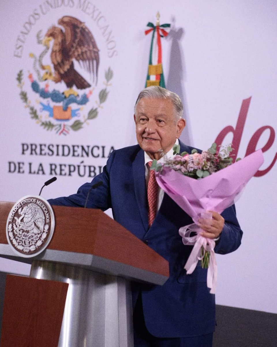 martinvaldesr's tweet photo. Así es que el hijo de satanás, el #NarcoPresidenteAMLO57 hoy llegó a la #NarcoMañanera con un ramo 💐 y montó un numerito en su circo mañanero por este día. Y literalmente mandó a chingar a su madre a las #MadresBuscadoras que le gritaban frente a Palacio Nacional.

#ViejoCulero https://t.co/bU3Ng6pmxq