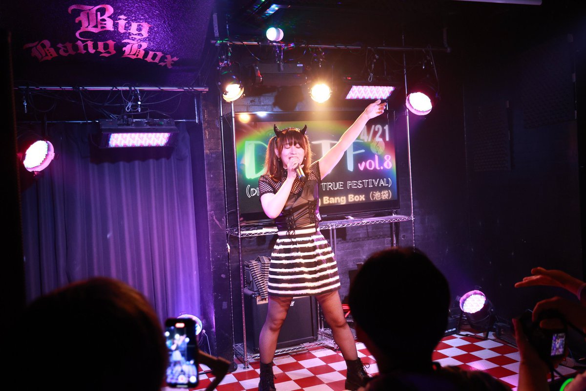 yf555555's tweet image. 歌に想いを込め
📸@RMatsu20 さん
ライブ中は瞬きが多く目をつぶってることが多い。ってことに最近気づいた。笑
#DCTF