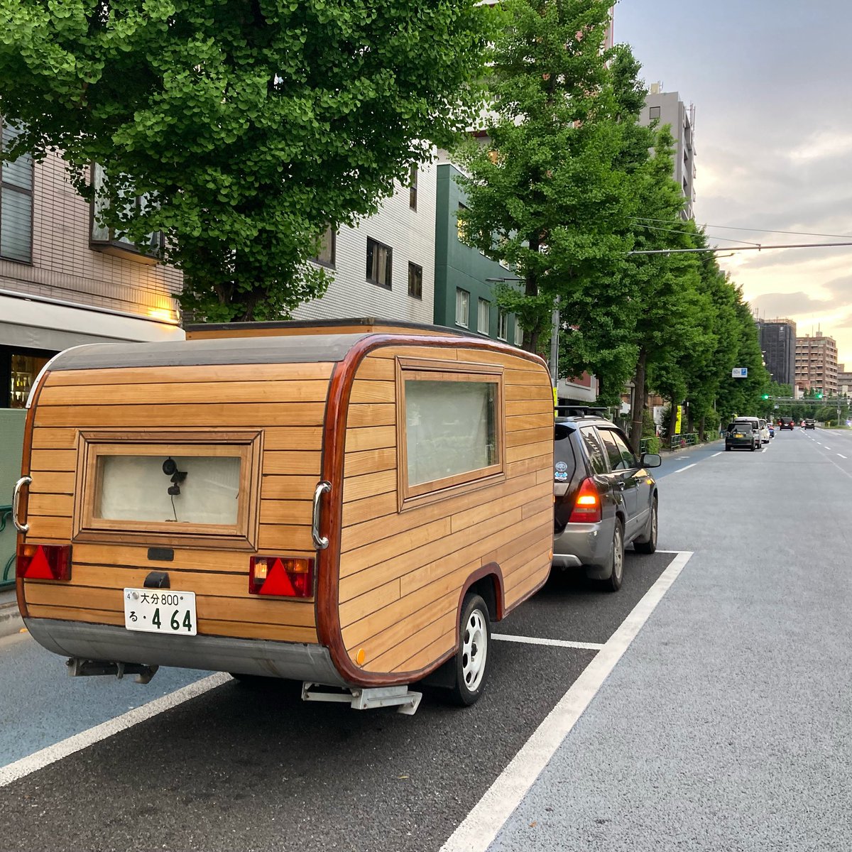 試作で製作した自分達用のBONBON号。5年を掛けて改良し今の完成形に至りました。思い入れもありこれからも化粧直しなどしながら長く使っていきたいと思っています。私達は、長居したくなる、寛げるキャンピングトレーラーを作っていきたいと思っています。

#キャンピングトレーラー　#アイムフリッカ