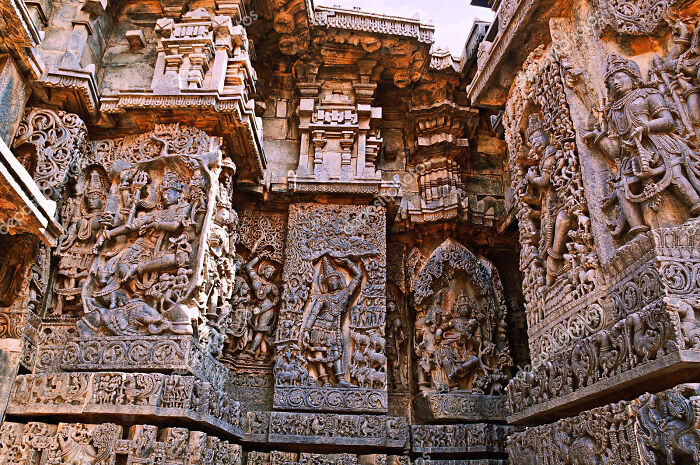 Intricate beauties of India: A Thread 🧵( Zoom in). 1. Hoysaleshwara Temple, Karnataka.