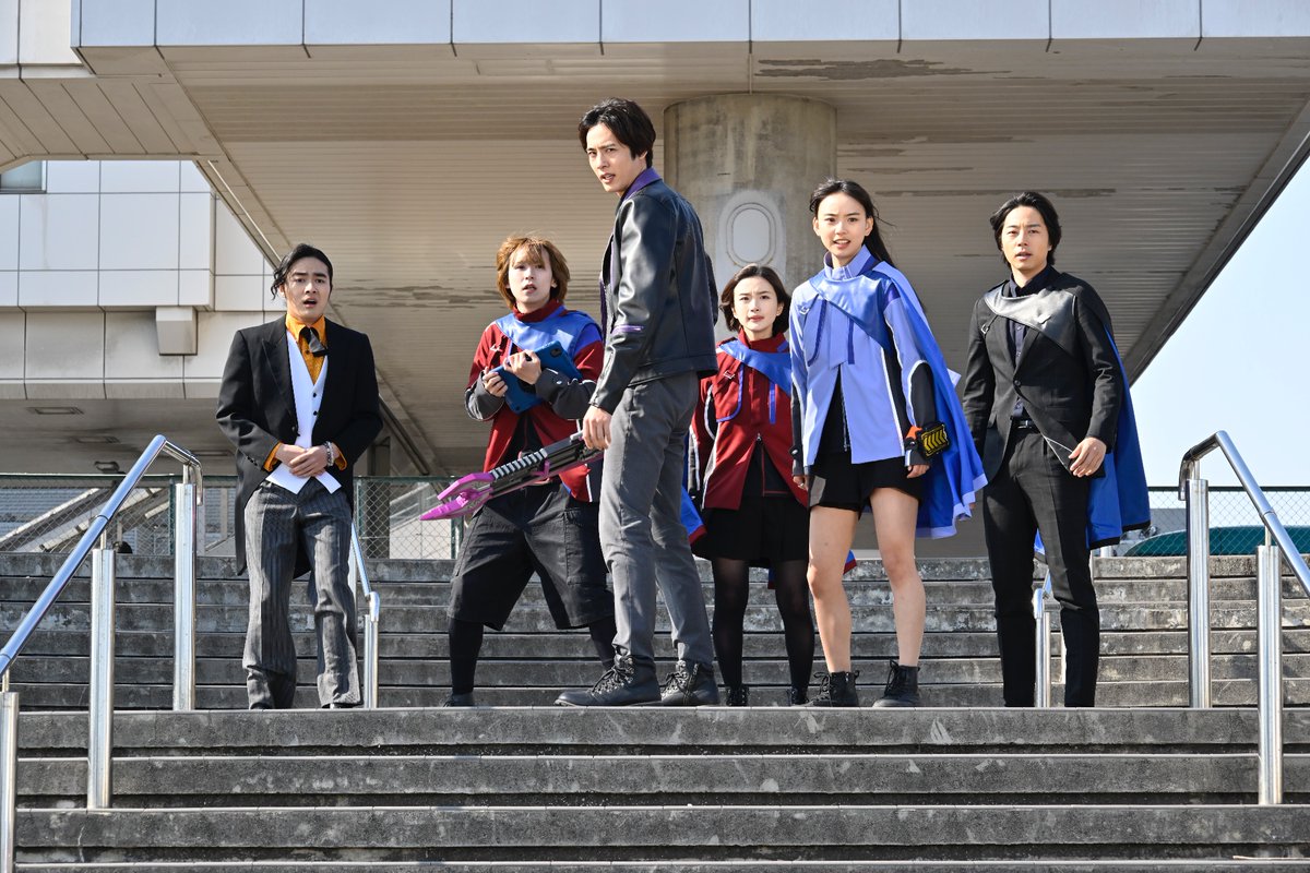 Gotcha_toei's tweet photo. ✨💎ゴージャス💎✨

明日朝9時！
#仮面ライダーガッチャード 35話
「ゴージャスタイム！
レジェンダリーは終わらない」

ガッチャードvs レジェンド！？

冥黒王ギギストの思惑もガッチャンコして
物語は予想外の方向に！？

待ち受けるのはゴージャスな結末か…
それとも…
「最後まで」見逃すな🦗💨 https://t.co/9JteYFkk8O