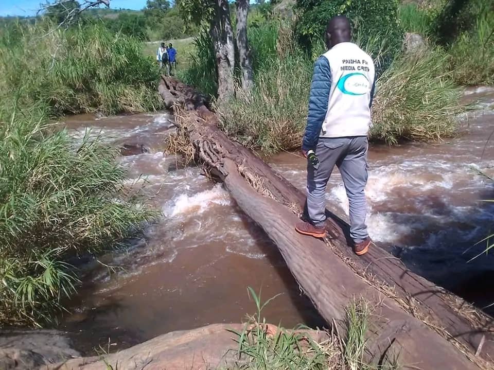 A 4year old girl has drowned in Nyagak river in Zombodistrict. According to witnesses,the 4 year old girl was being carried on the back byher 12year old brother as they crossed thebridge together withtheirmother before they Slipped off a footbridge onRiver Nyagak@BalaamAteenyiDr