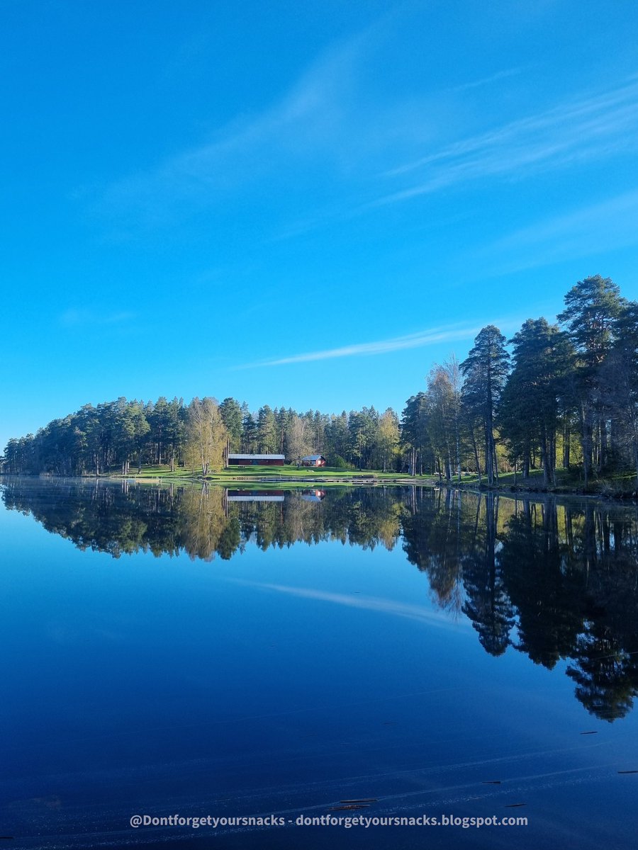 A morning lakeside walk while waiting for #breakfast to open. #goodmorning #Sweden #Swedish #Travel #roadtrip #longweekend @visitsweden