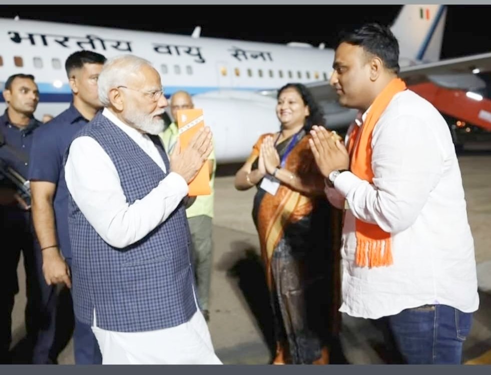 PandaAvilash's tweet photo. ଭାରତର ଯଶସ୍ଵୀ ପ୍ରଧାନମନ୍ତ୍ରୀ ଶ୍ରୀ @narendramodi ଙ୍କୁ ମହାପ୍ରଭୁ ଶ୍ରୀ ଜଗନ୍ନାଥଙ୍କ ପବିତ୍ର ଭୂମି ଓଡ଼ିଶାକୁ ସ୍ବାଗତ କରିବାର ସୌଭାଗ୍ୟ ପ୍ରାପ୍ତ କଲି ।

#AbkiBaar400Paar https://t.co/2sqFeVijKA