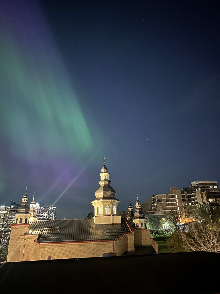 Northern lights from our balcony in Calgary. #canada #alberta #calgary #auroraborealis #nothernlights #lights