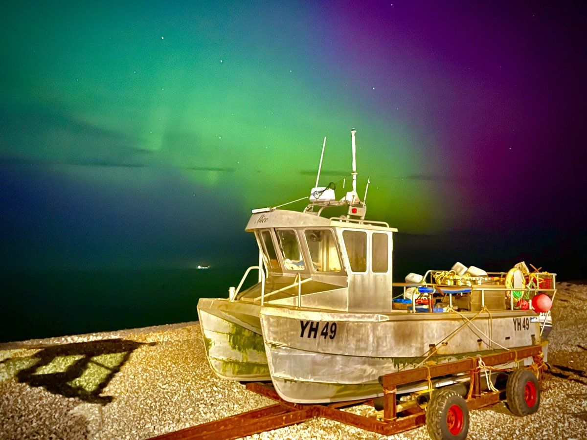 What a contrast! Last night’s #Auroraborealis seems to have used up all the colour in the world… Cromer last night and this morning. @WeatherAisling @ChrisPage90 @StormHour @metoffice #loveukweather #Norfolk