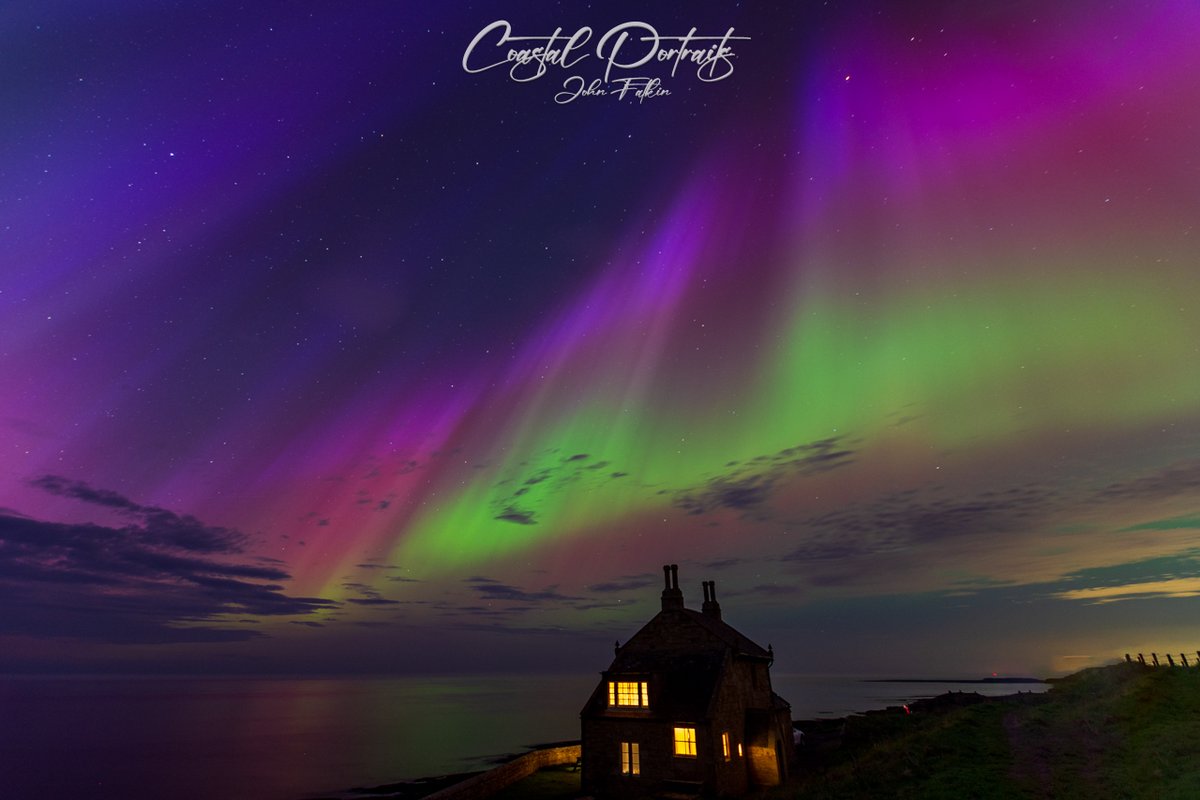 Still buzzing from last night's Aurora - Howick Bathing House in Northumberland #StormHour #Auroraborealis #NorthernLightsUK #Weather