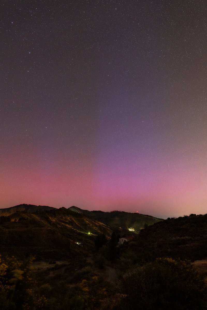 ¡Aurora boreal desde #GranCanaria! Jamás pensé que mis ojos fueran a ver tal cosa. Es evidente que la entre al avalancha de fotos de las auroras, esta es tenue y no tan espectacular, pero de verdad que verla desde estas latitudes, me parece un sueño… #AuroraBoreal #cielosESA