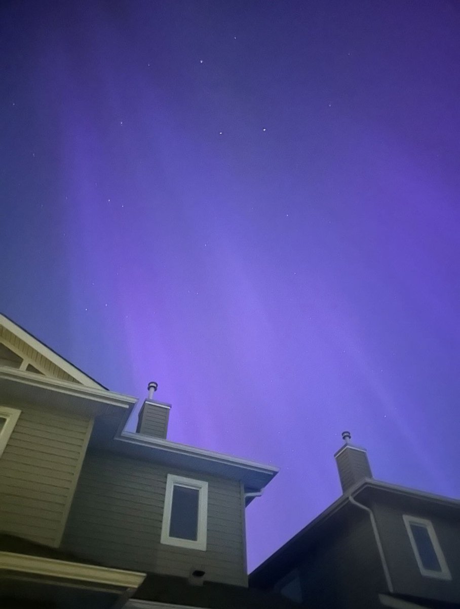 Northern lights currently seen in Edmonton and surrounding areas 🤩