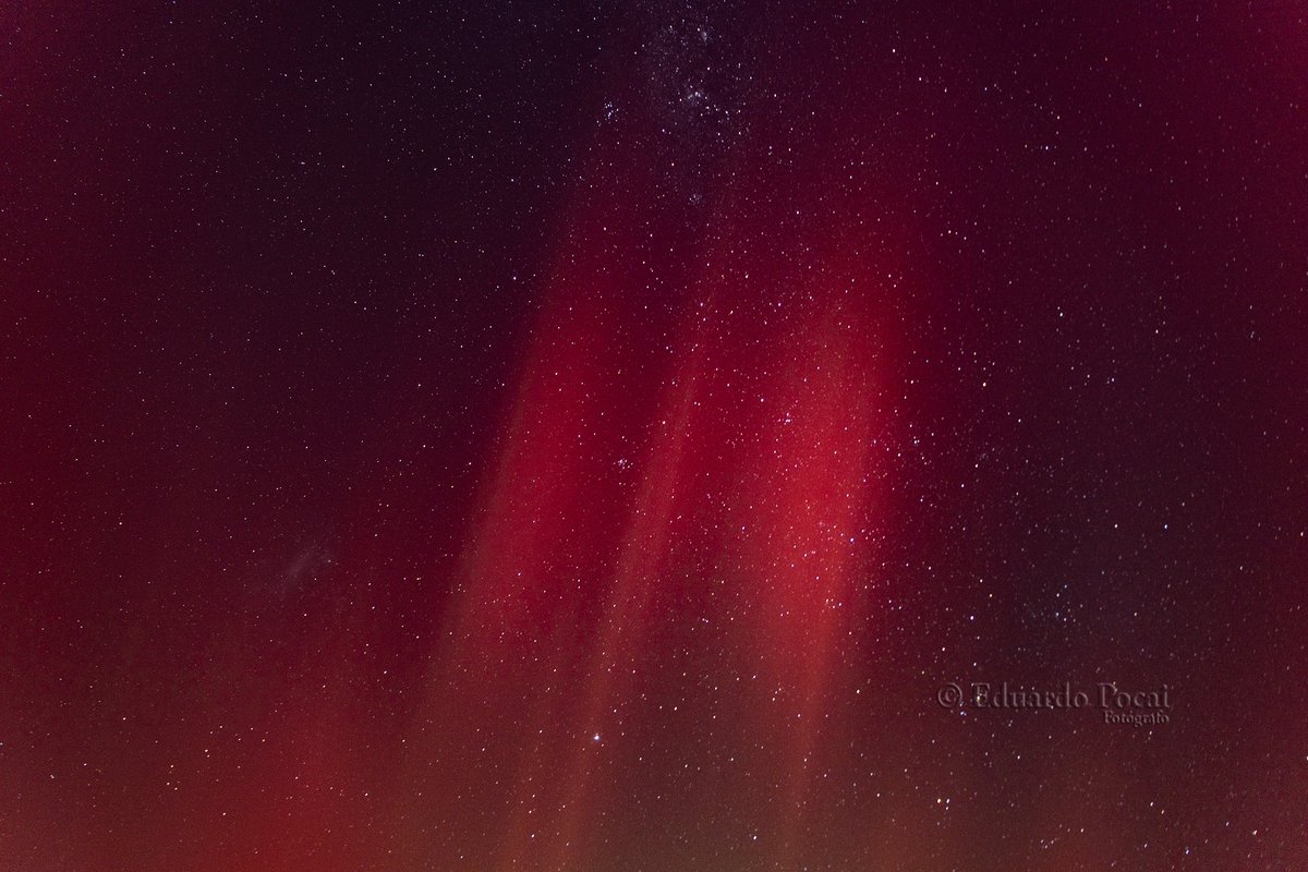 eduardopocai's tweet photo. Imágenes para no olvidar, la última aurora austral que tuvimos fue en 1980, pero menor que esta, esto fue maravilloso y duró varias horas. Estas fueron tomadas a orillas del Canal Beagle. 
#UshuaiaFantástica https://t.co/nGpltOByE7