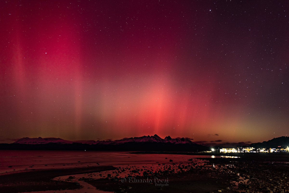 Imágenes para no olvidar, la última aurora austral que tuvimos fue en 1980, pero menor que esta, esto fue maravilloso y duró varias horas. Estas fueron tomadas a orillas del Canal Beagle. #UshuaiaFantástica