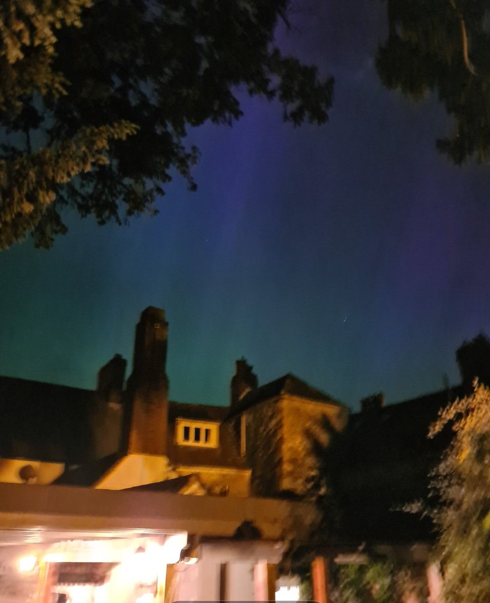 Who needs to go to Iceland to cross aurora off the bucket list when you can see this from the pub garden in Headington 🤩 <a href="/TheWhiteHartH/">WhiteHartHeadington</a>