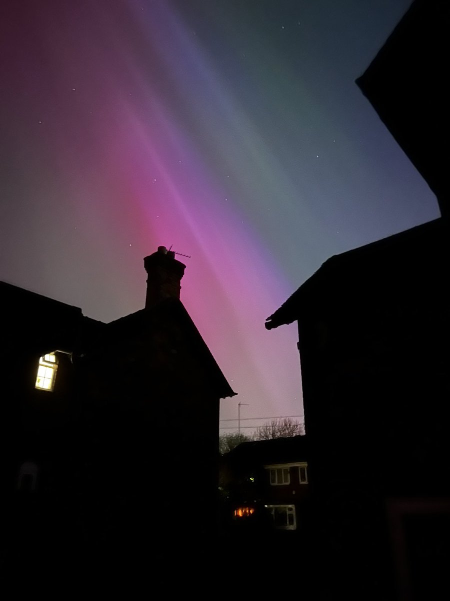 russian_doll25's tweet photo. Wow! So pleased I got to see this #Auroraborealis #Aurora #NorthernLights #NorthernLightsUK #England #sheffield https://t.co/uH4jHTPwN9