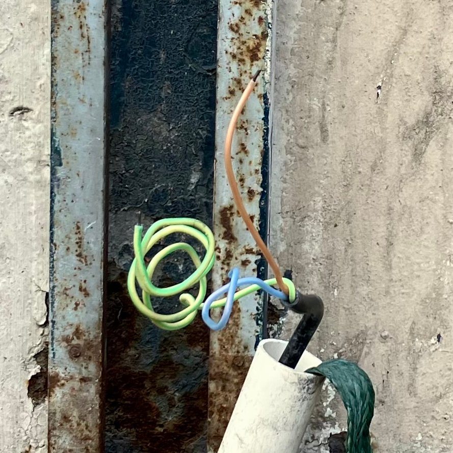 Mazette, la mairie est intervenue sur le boitier électrique de la Halle Saint-Pierre, au pied du Sacré-Coeur, qui est cassé depuis 2013. Maintenant il n'y a plus de scotch ni de plastique. C'est nickel, les fils sont à nu.