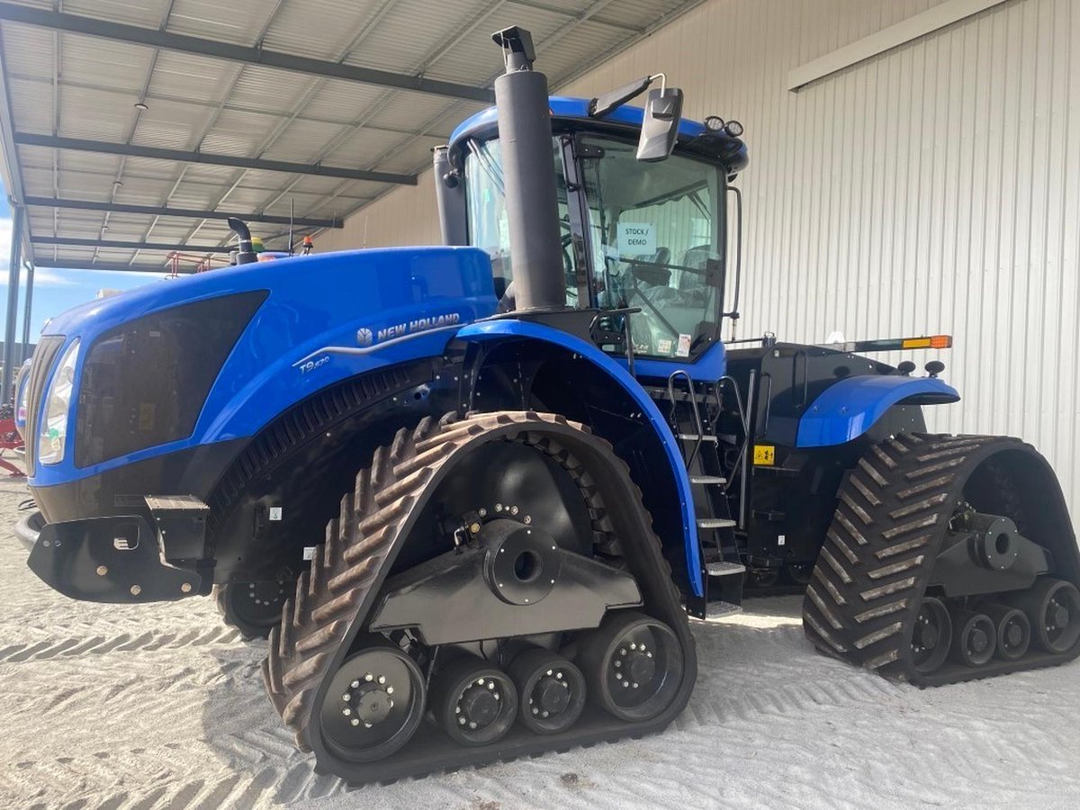 🚜🚜 New Holland T9 Tractors Own today with finance rates available from 1.95%! Plus benefit from extended 4 year / 4000 hour warranty. ✅3m centres ✅1000rpm PTO ✅Luxury cab ✅Cab suspension Lock yours in today 👉 loom.ly/5c31P7E