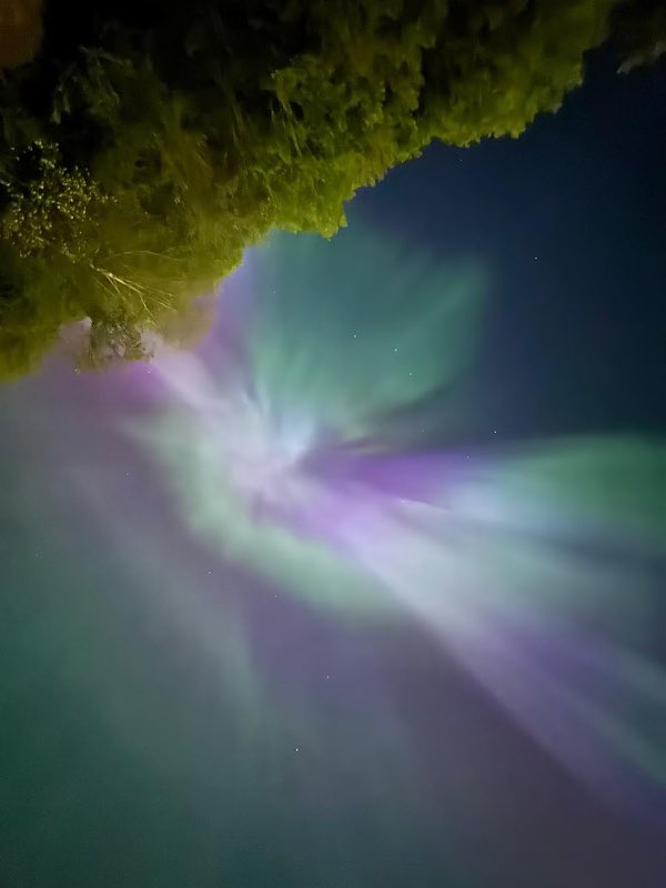 i went to canada at the wrong time. they can see the northern lights right now! mans sending me pics from his front yard and omg 😩😩😩