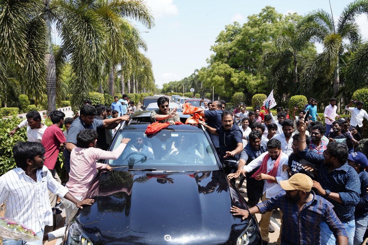 Delightful clicks of Mega Powerstar @AlwaysRamCharan as he received a warm reception from his fans upon his landing in Rajahmundry! 📸😍

#RamCharan #GameChanger #RC16 #Pitapuram #dasarismedia #peoplenewzapp